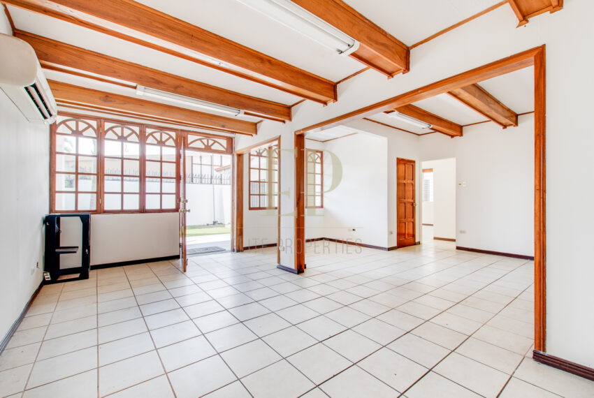 Casa de un nivel con Uso comercial y residencial Escazu
