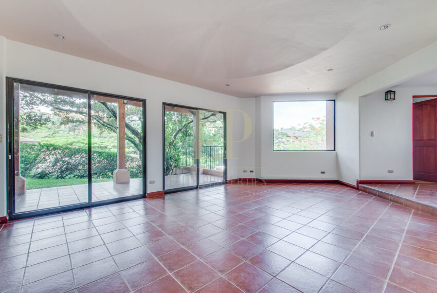 Beautiful home in Villa Real with forest on the back
