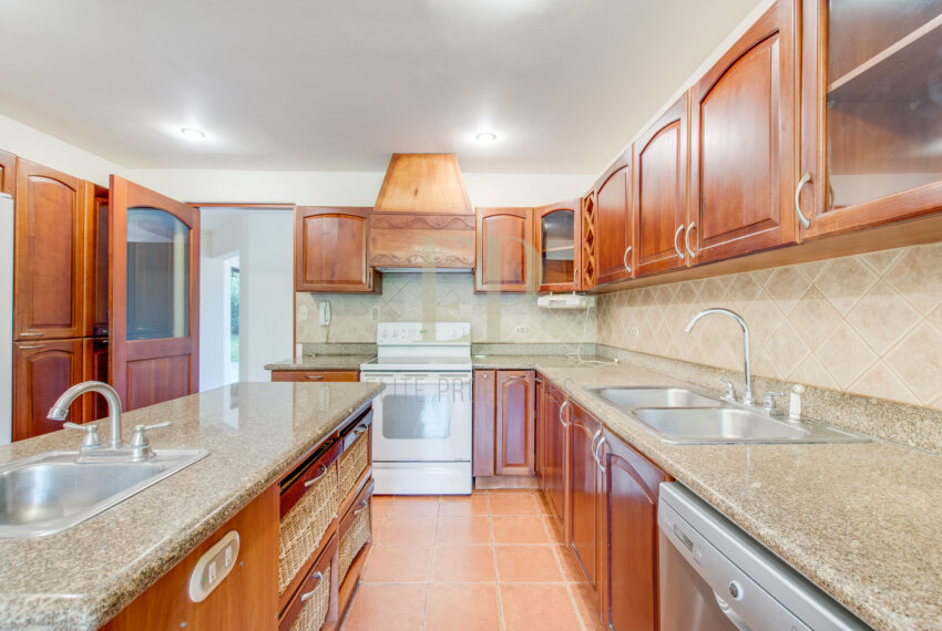 Beautiful home in Villa Real with forest on the back