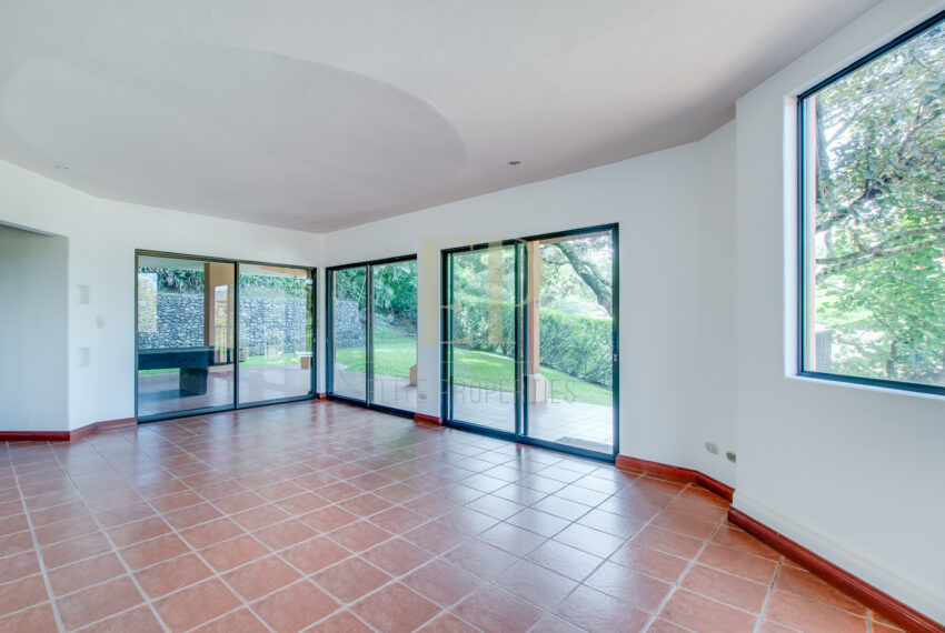 Beautiful home in Villa Real with forest on the back