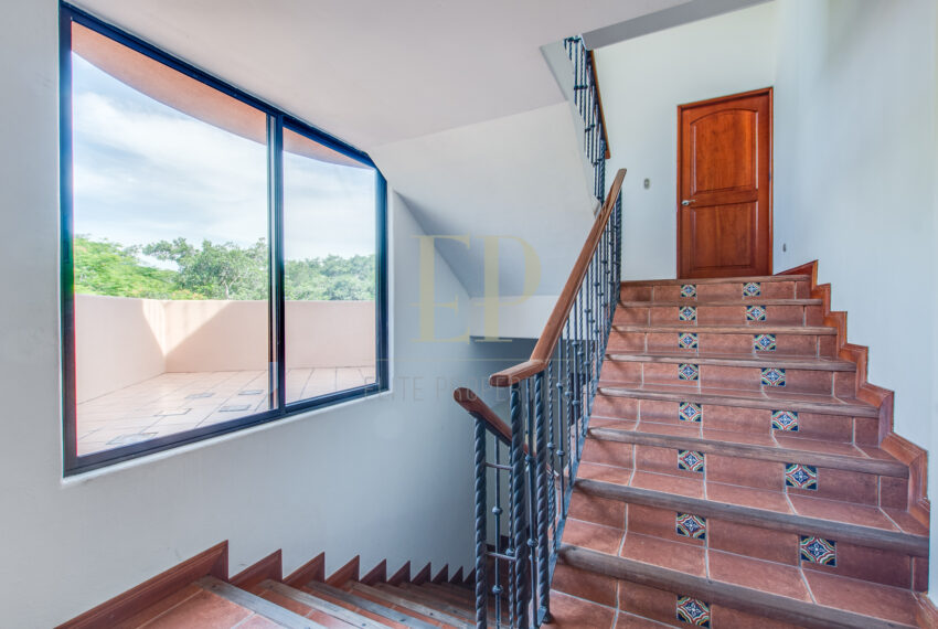 Beautiful home in Villa Real with forest on the back