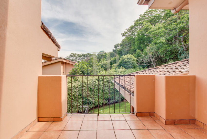 Beautiful home in Villa Real with forest on the back