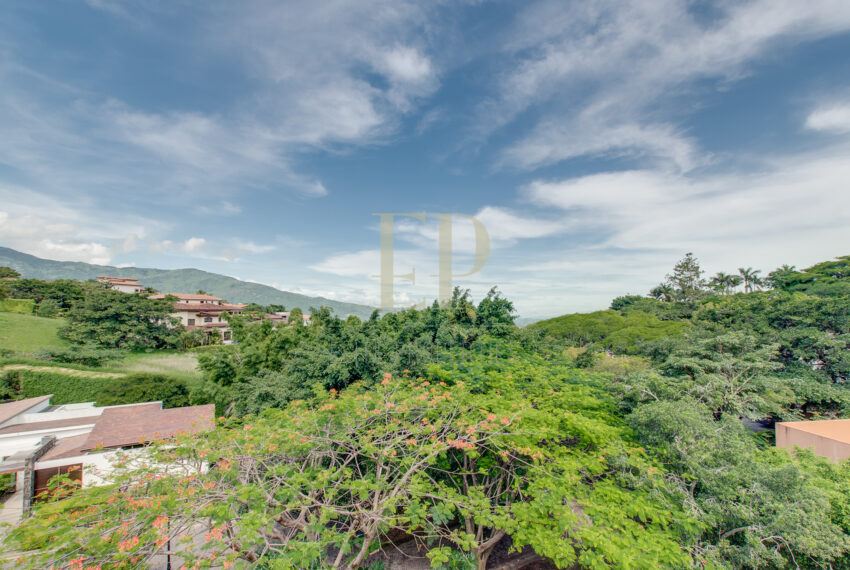 Beautiful home in Villa Real with forest on the back