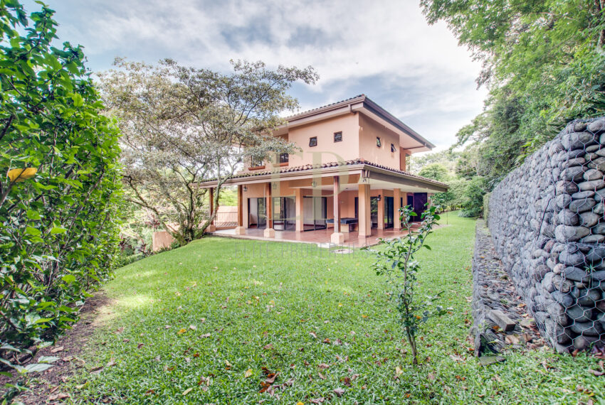 Beautiful home in Villa Real with forest on the back