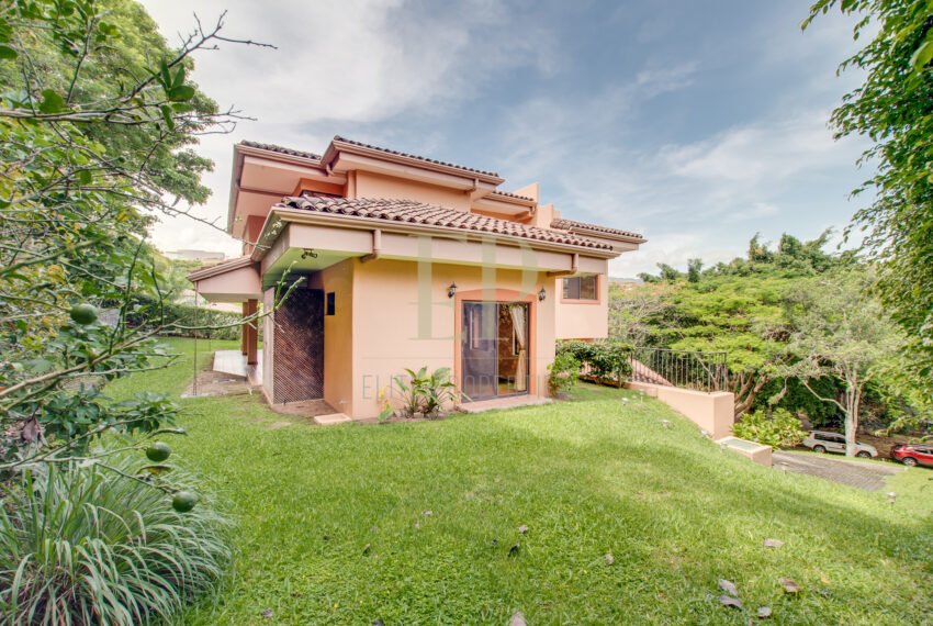 Beautiful home in Villa Real with forest on the back