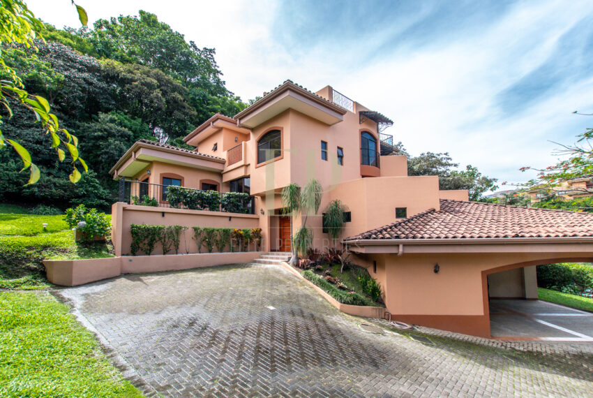 Beautiful home in Villa Real with forest on the back
