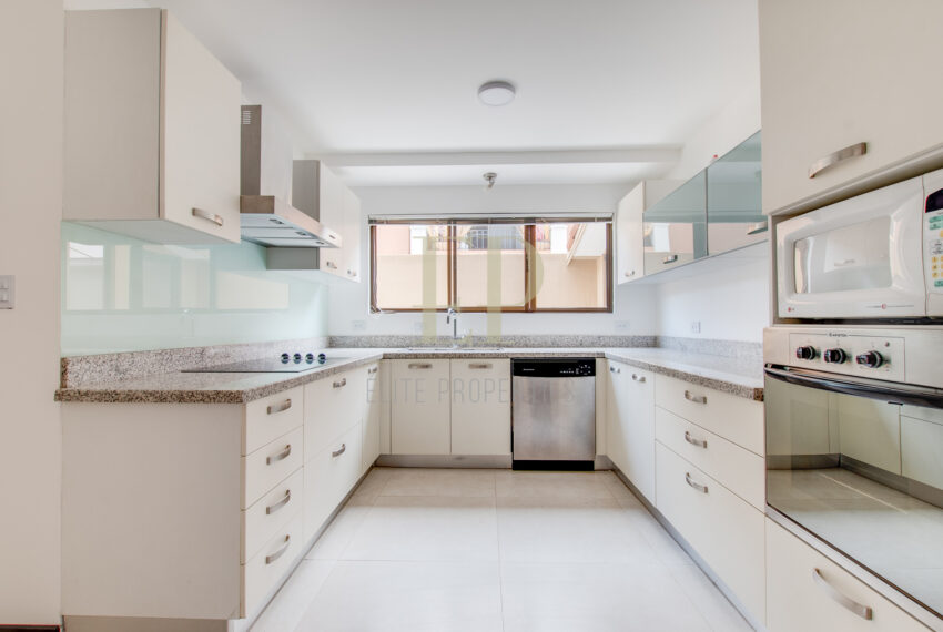 Se vende Casa esquinera, remodelada en condominio Escazu