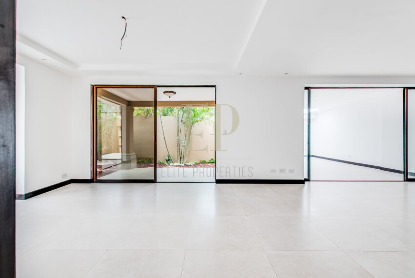 Se vende Casa esquinera, remodelada en condominio Escazu