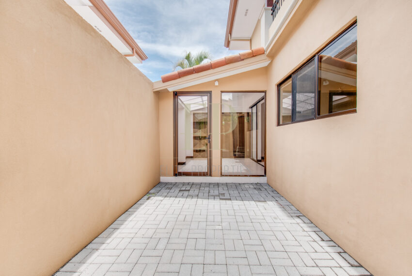 Se vende Casa esquinera, remodelada en condominio Escazu