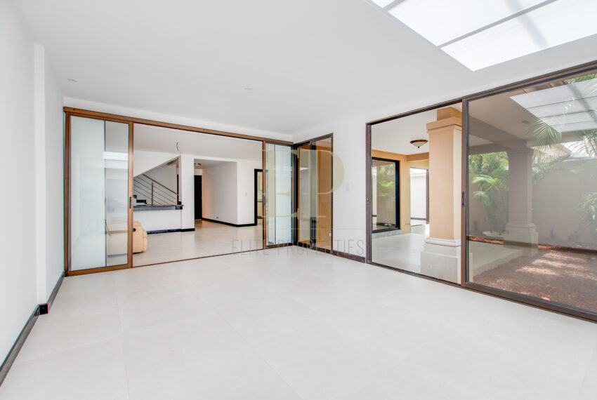 Se vende Casa esquinera, remodelada en condominio Escazu