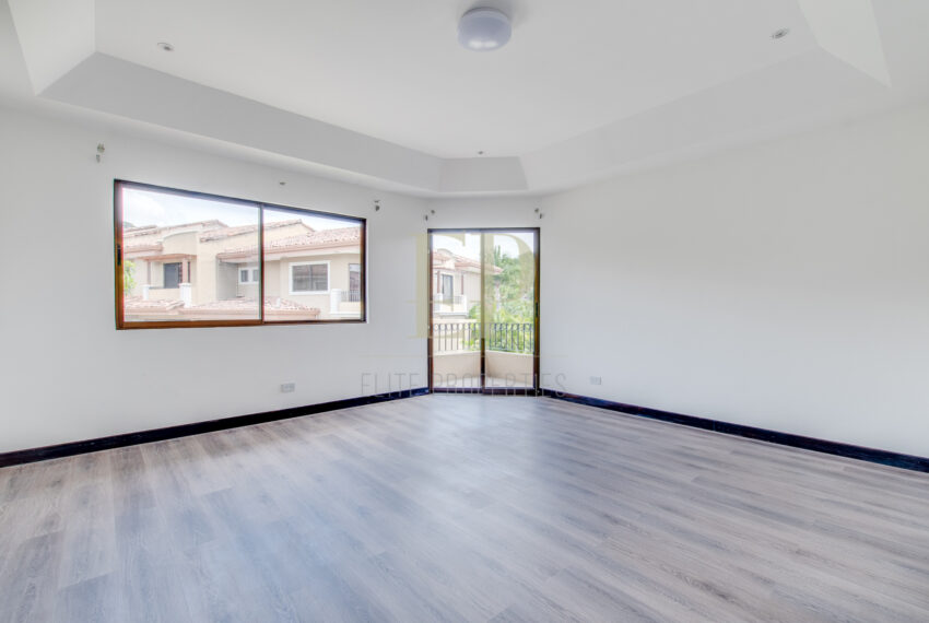 Se vende Casa esquinera, remodelada en condominio Escazu