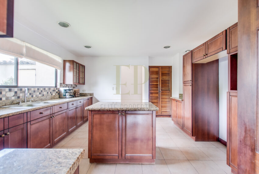 Se vende Moderna Casa en condominio Escazu