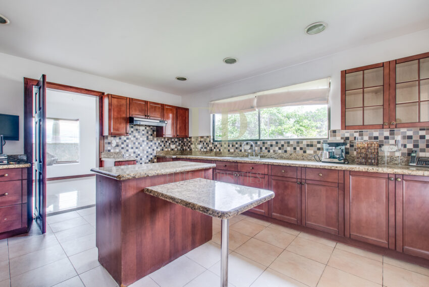 Escazu Se vende Moderna Casa