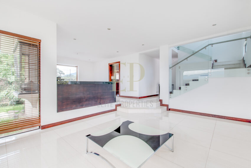 Escazu Se vende Moderna Casa
