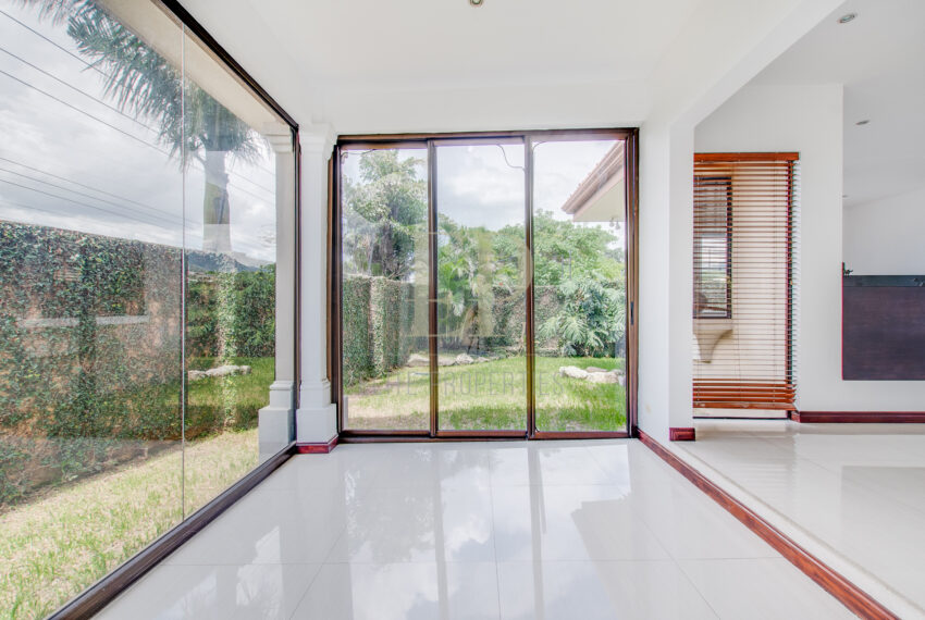 Escazu Se vende Moderna Casa