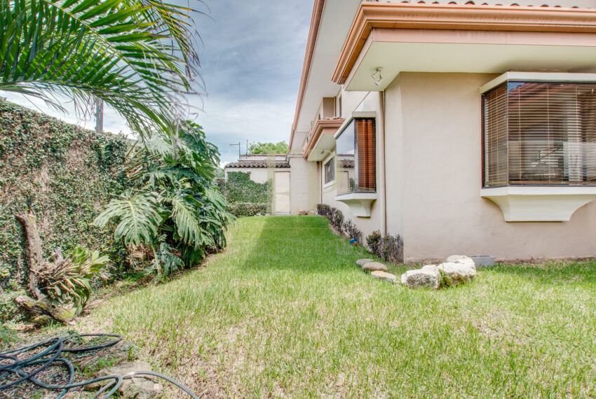 Escazu Se vende Moderna Casa