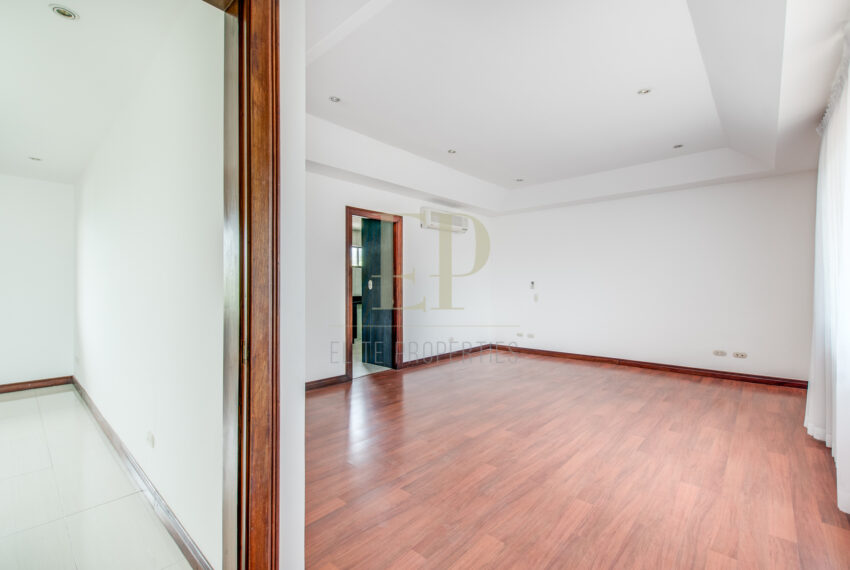 Se vende Moderna Casa en condominio Escazu