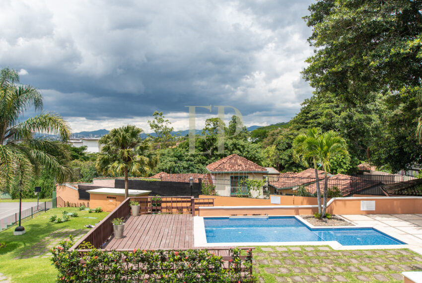 Escazu Se vende Moderna Casa
