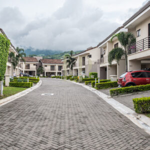 Moderna casa esquinera condominio Brasil de Santa Ana