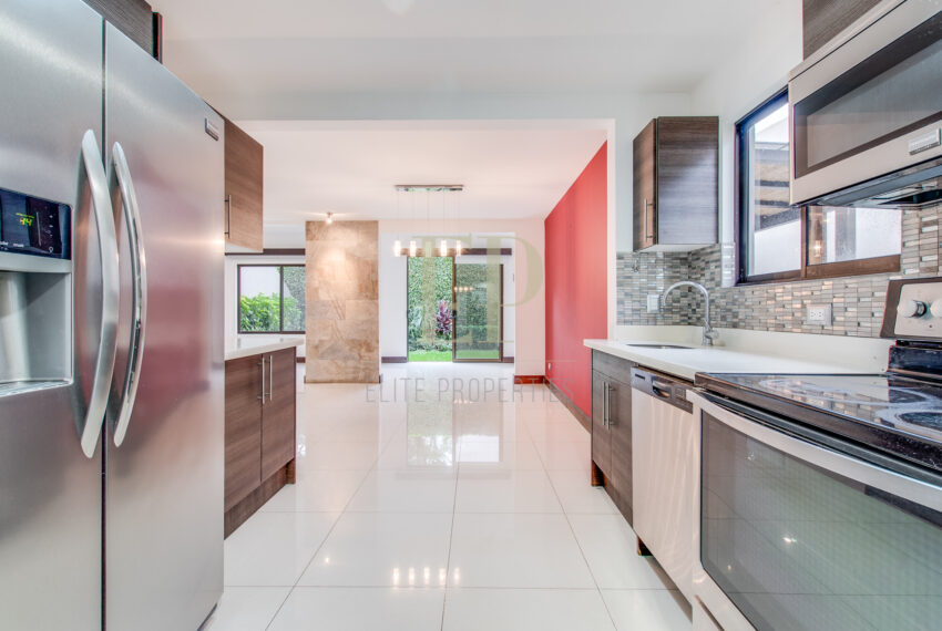 Muy bonita casa moderna con jardín Brasil de Santa Ana