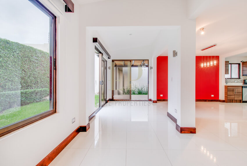 Muy bonita casa moderna con jardín Brasil de Santa Ana