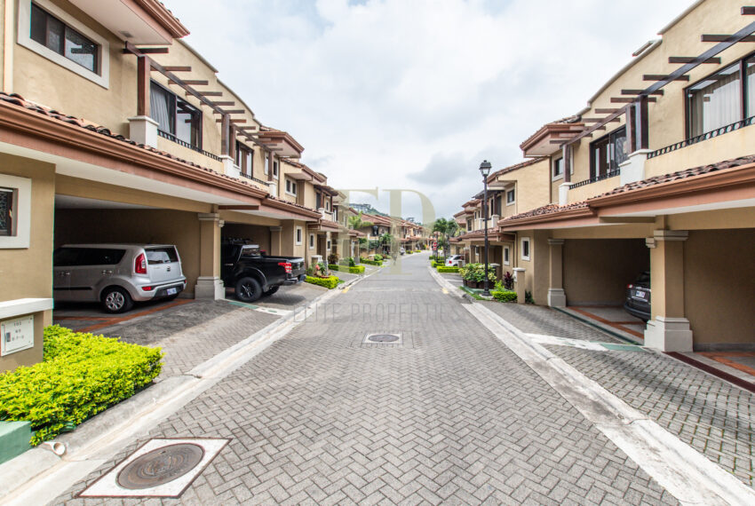 Se vende Casa esquinera, remodelada en condominio Escazu