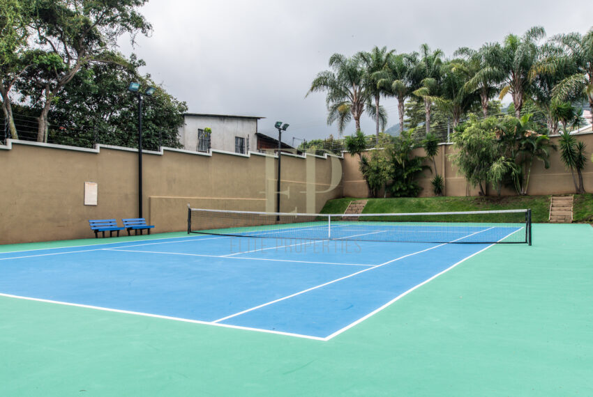 Se vende Casa esquinera, remodelada en condominio Escazu