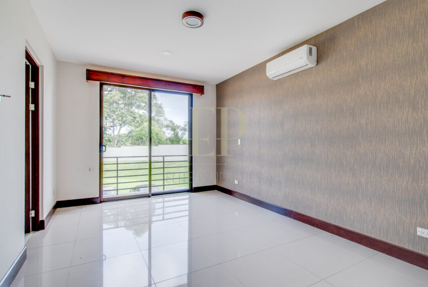 Modern house in condominium with swimming pools, gym Brasil de Santa Ana