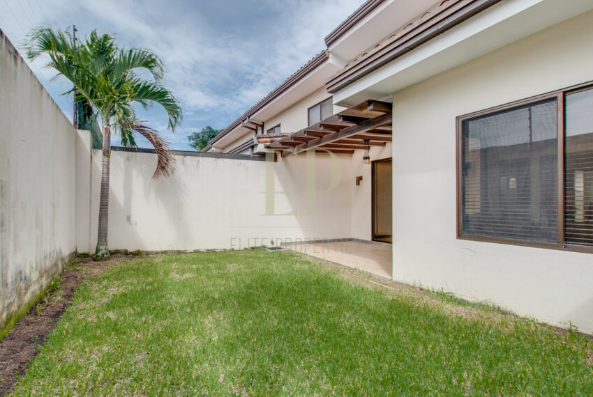 Modern house in condominium with swimming pools, gym Brasil de Santa Ana