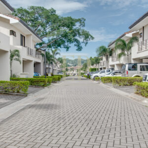 Modern house in condominium with swimming pools, gym Brasil de Santa Ana