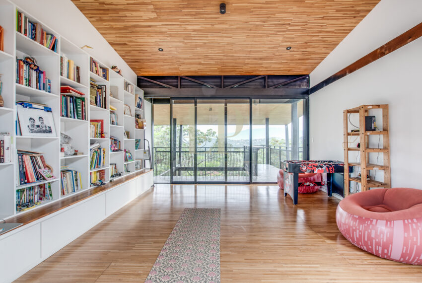 Contemporary independent home with views Santa Ana