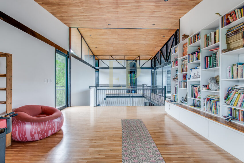 Contemporary independent home with views Santa Ana