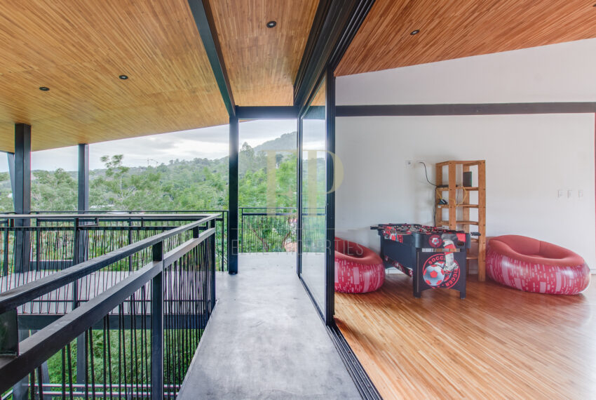Contemporary independent home with views Santa Ana
