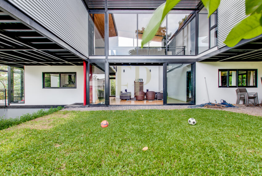 Casa independiente contemporánea con vistas a Santa Ana