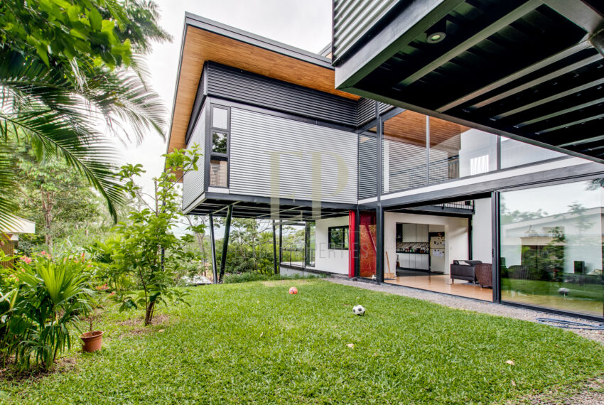 Contemporary independent home with views Santa Ana