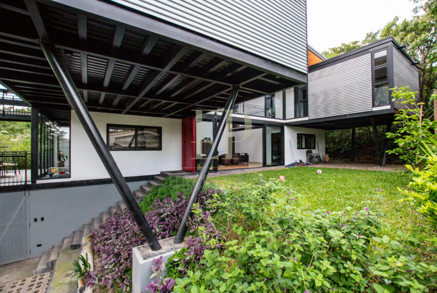 Contemporary independent home with views Santa Ana