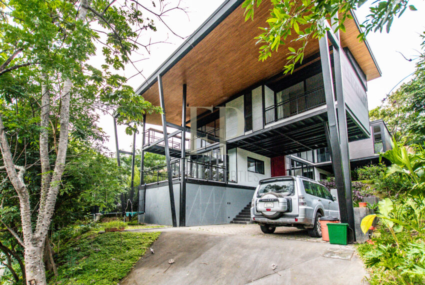 Contemporary independent home with views Santa Ana