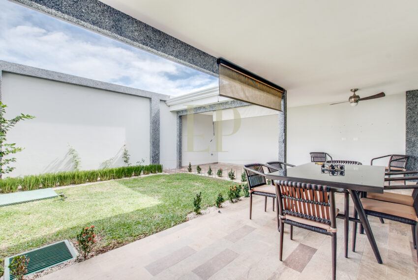 moderna casa amueblada condominio Santa Ana Rio Oro