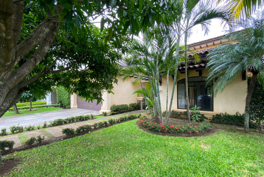 House for sale in condominium Santa Ana Lindora