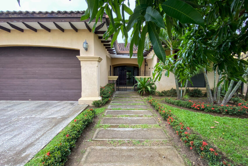 House for sale in condominium Santa Ana Lindora