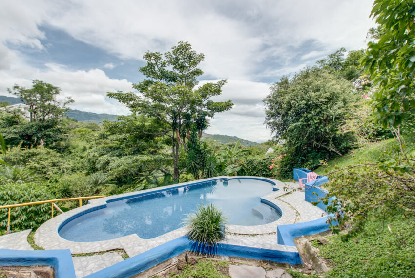 Furnished apartment with views, lots of nature, pool