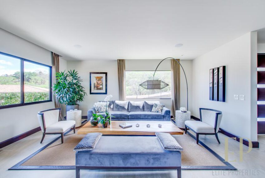 SANTA ANA LOMAS DEL VALLE Contemporary house 