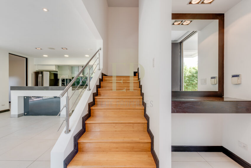 Corner house in condominium Santa Ana Pozos