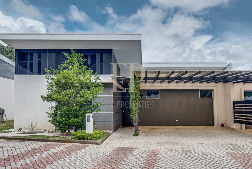 Santa Ana For rent modern, one level house in condominium