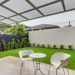 Modern, two story home Santa Ana Lindora