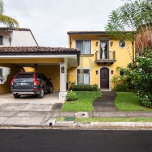 House for rent in condominium Santa Ana near Forum