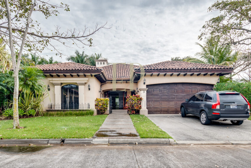 For rent or for sale one level home in condominio in Santa Ana Lindora