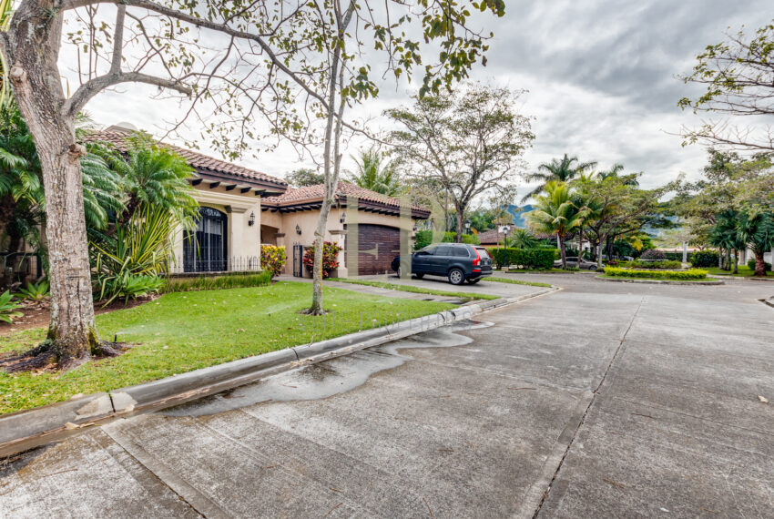 For rent or for sale one level home in Santa Ana Lindora