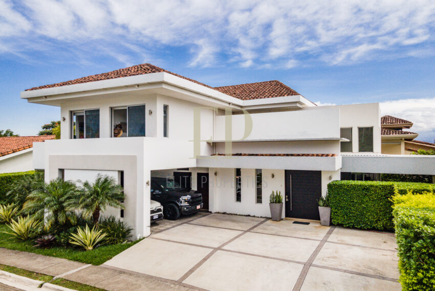 For sale modern home Santa Ana Piedades