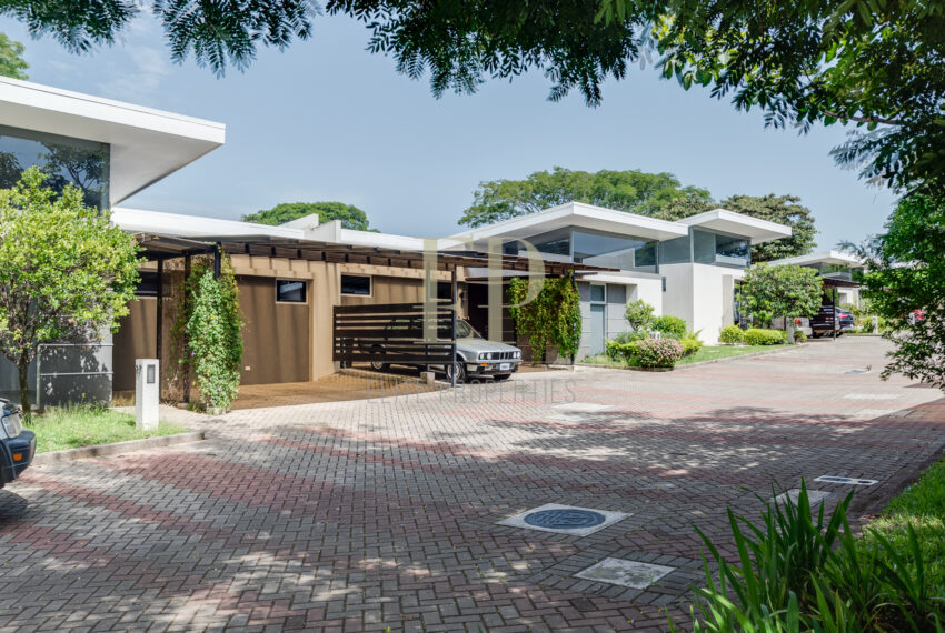For sale one level home in condominium Brasil de Santa Ana